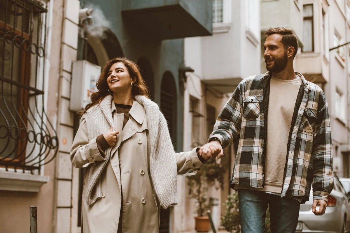 Un couple se retrouve et échange en se tenant la main — photographie d’illustration