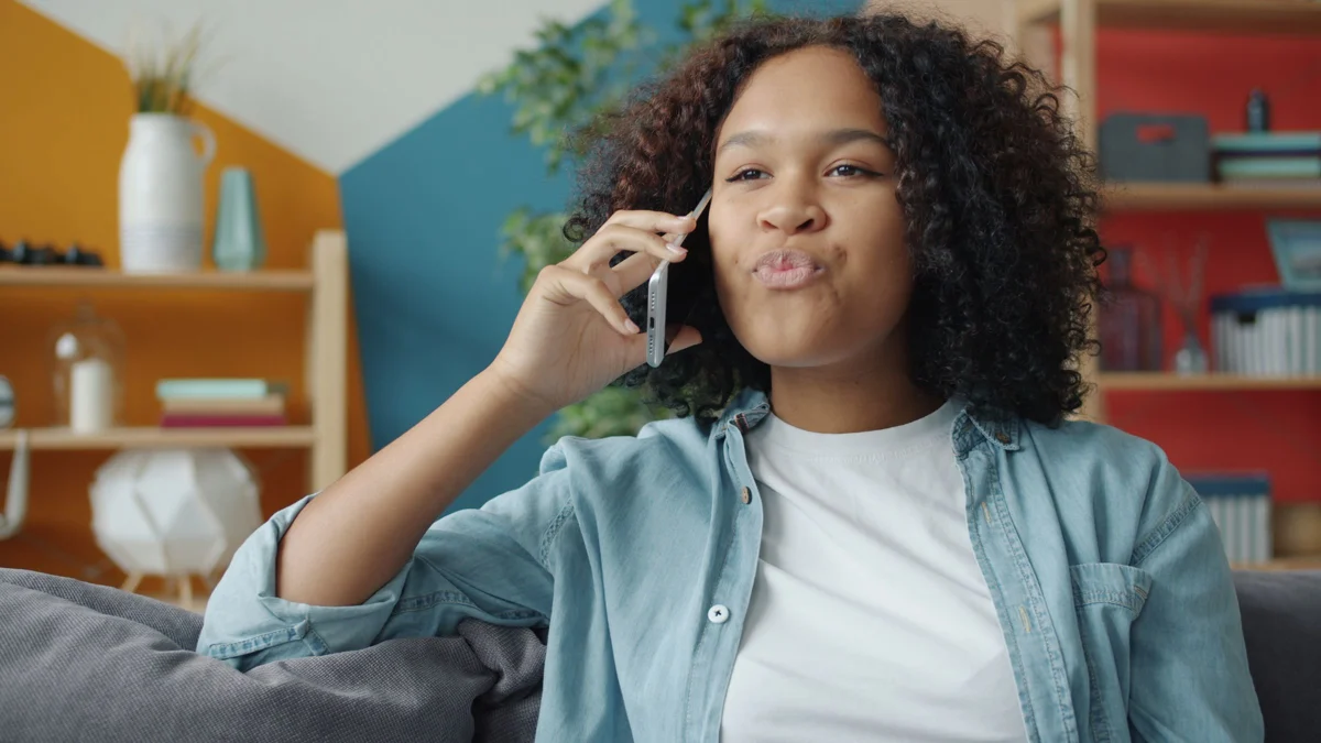 Une femme prend contact par téléphone depuis son domicile — illustration
