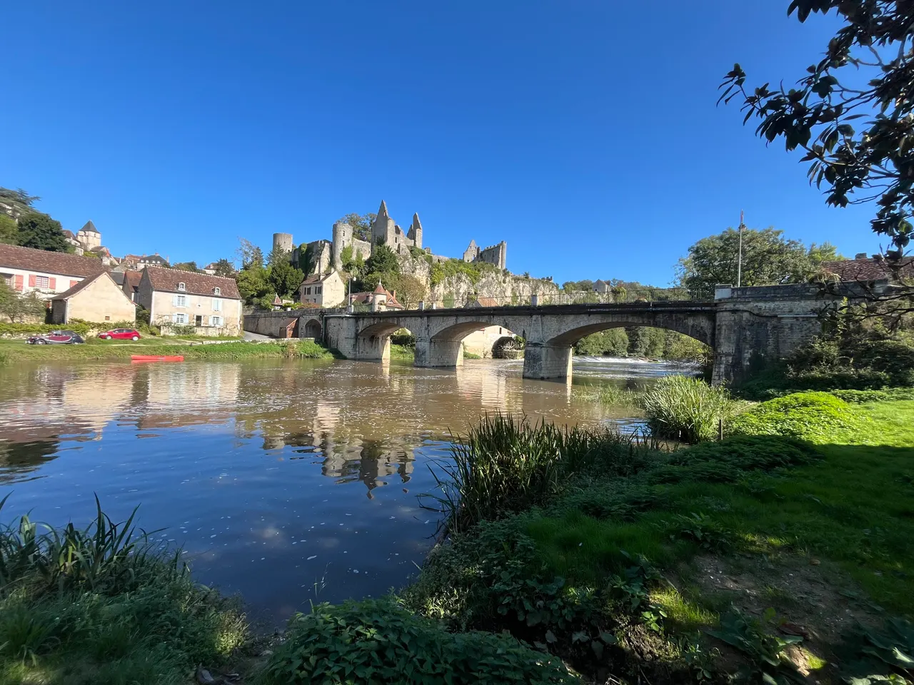 Le pont sur l’Anglin et le château en ruine dominant Angles-sur-l’Anglin, reflétés dans la rivière