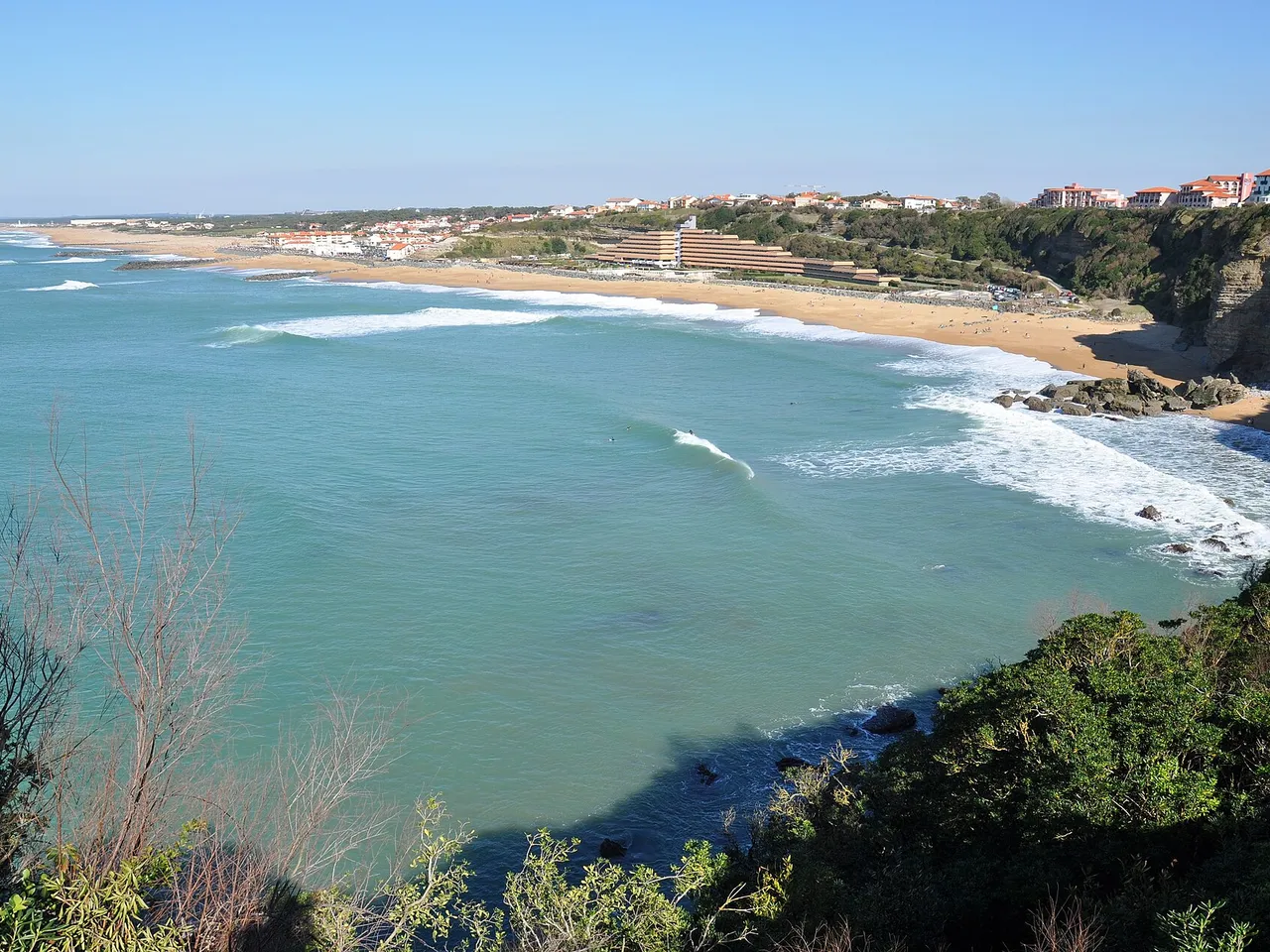 La côte d’Anglet, ses plages et ses vagues vues depuis la corniche