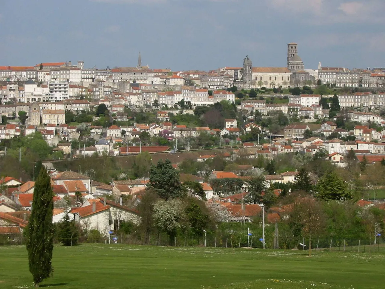 Angoulême et sa cathédrale vues depuis le golf de l’Hirondelle