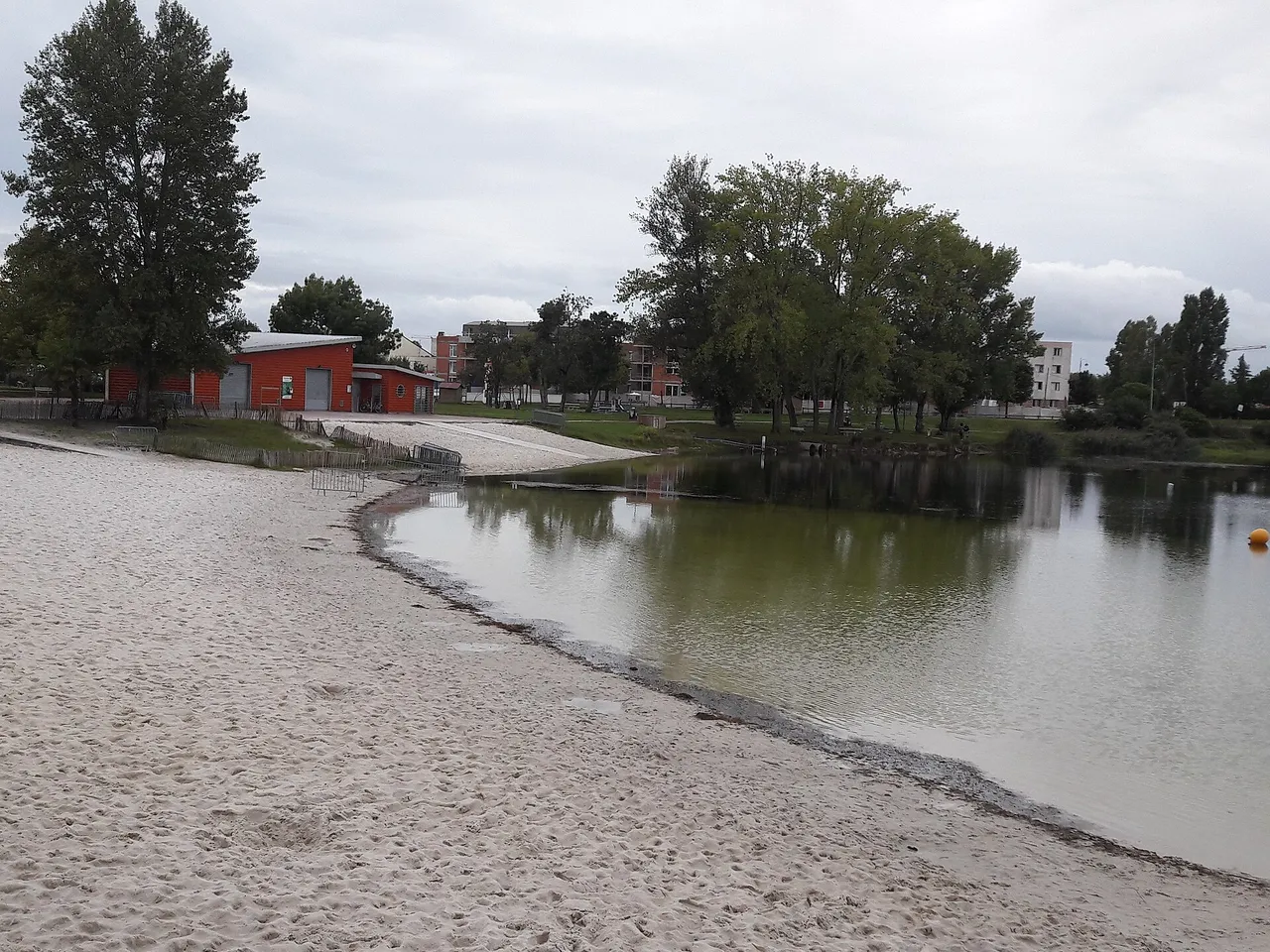 La plage aménagée au bord d’un plan d’eau, à Bègles