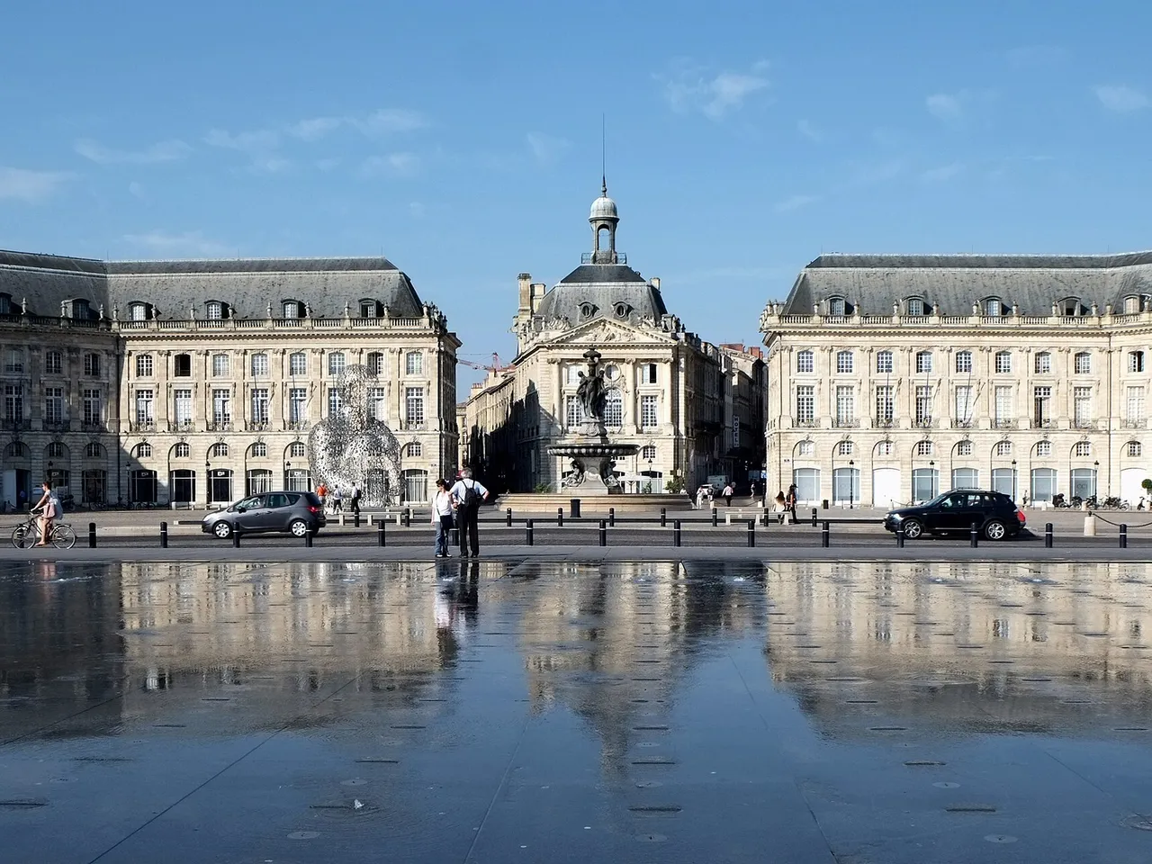 La place de la Bourse et son miroir d’eau au bord de la Garonne, à Bordeaux