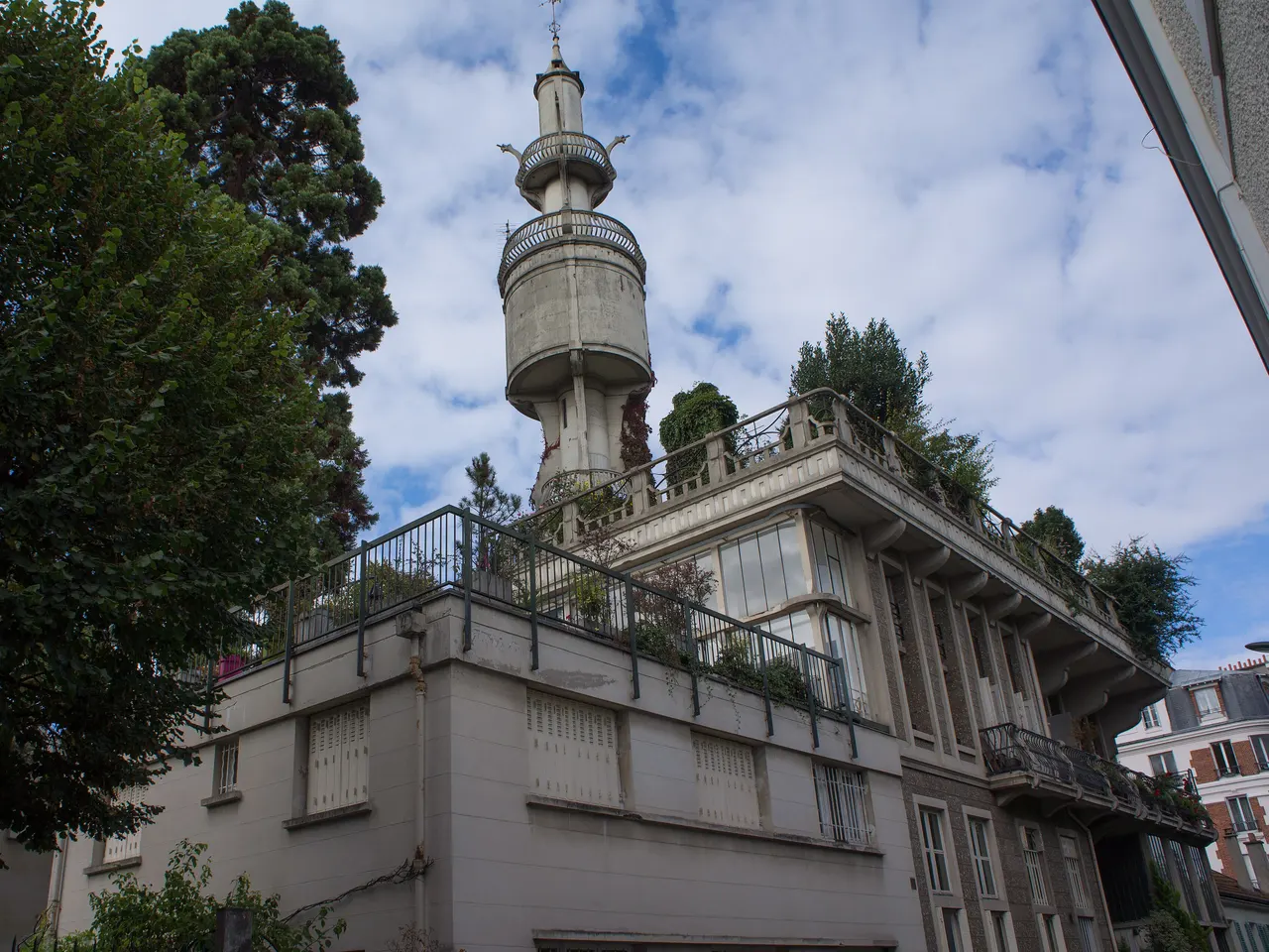 La villa Hennebique de Bourg-la-Reine, ses terrasses plantées en béton armé et sa haute tour en forme de minaret.