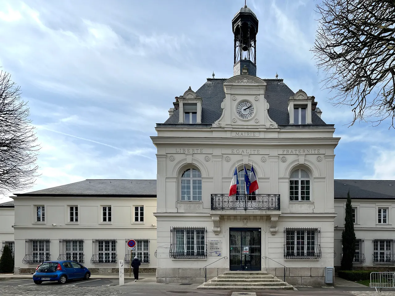 Hôtel de ville de Bry-sur-Marne, pavillon blanc à horloge coiffé d’un clocheton en fer forgé, sous un ciel voilé