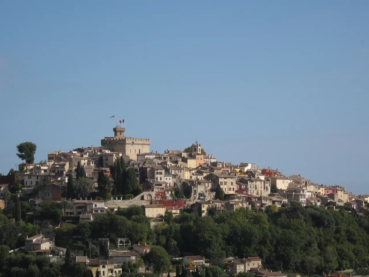 Le Haut-de-Cagnes perché sur sa colline, ses maisons serrées dominées par la tour crénelée du château Grimaldi.