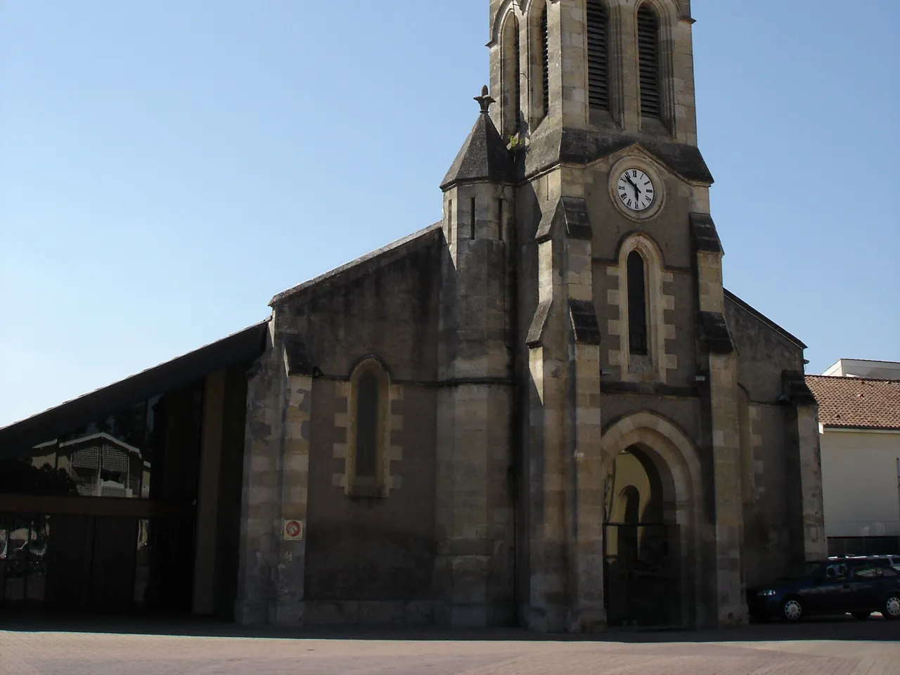 L’extérieur de l’église de Cestas, en Gironde