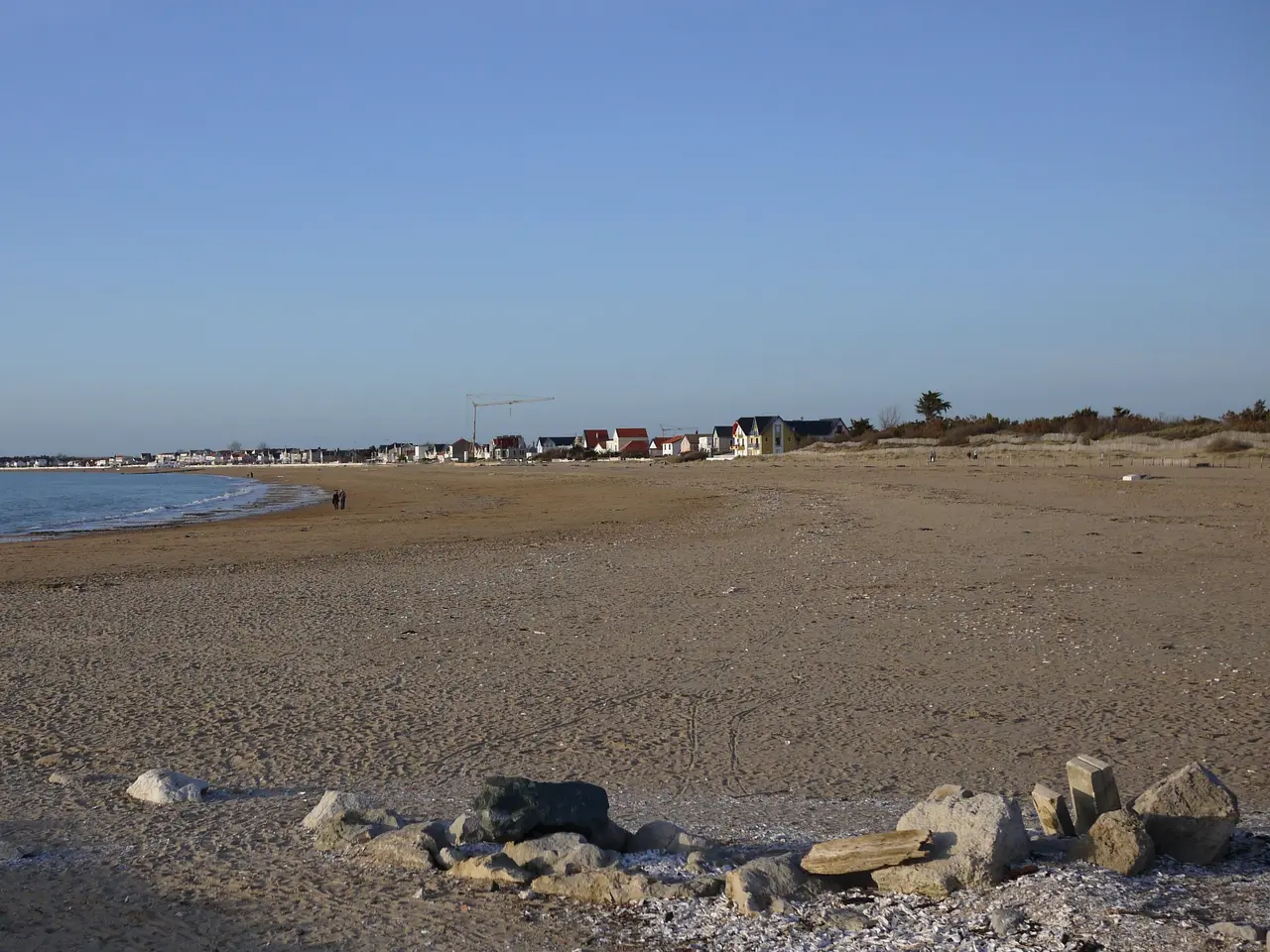 La longue plage de sable de Châtelaillon-Plage, bordée de maisons basses, sous un ciel dégagé