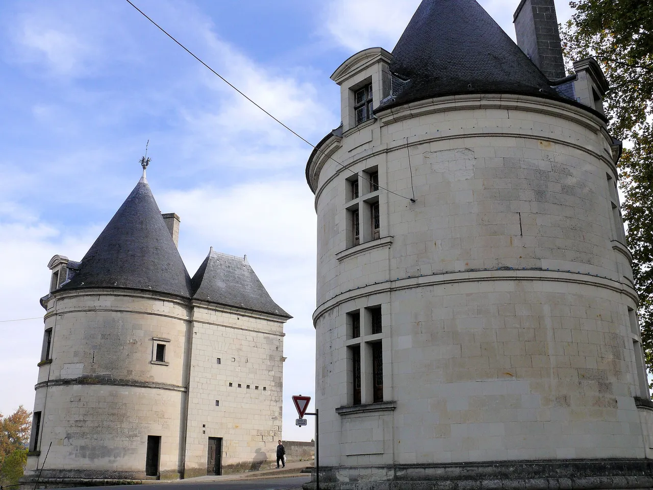 Les tours à l’entrée du pont Henri-IV, rive gauche, à Châtellerault