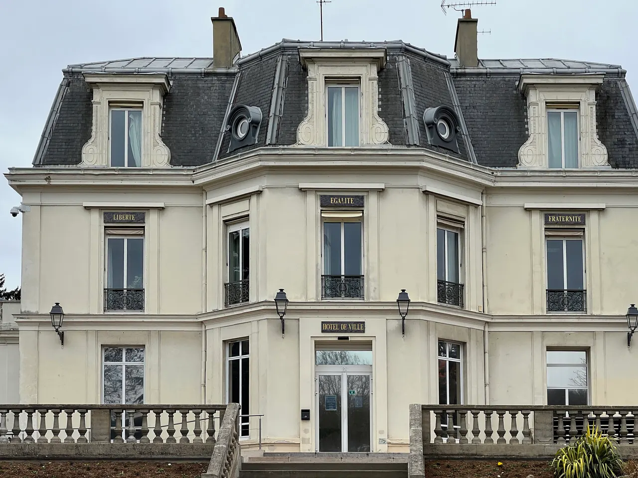 Façade de l’hôtel de ville de Chaville, ancien pavillon de chasse au toit mansardé, avec sa balustrade et ses lanternes.