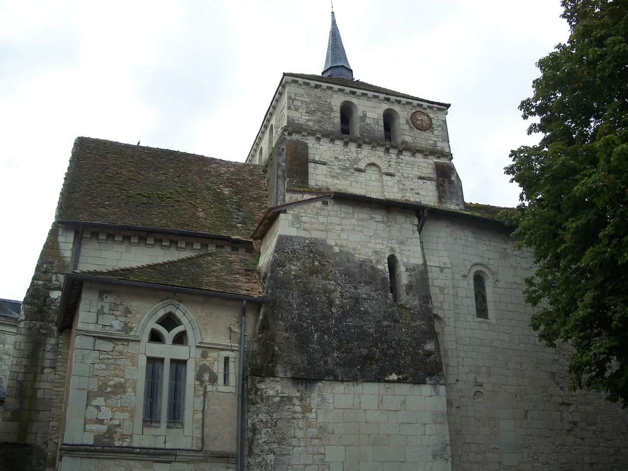 L’église Notre-Dame de Coussay-les-Bois, son clocher carré et ses murs de tuffeau clair