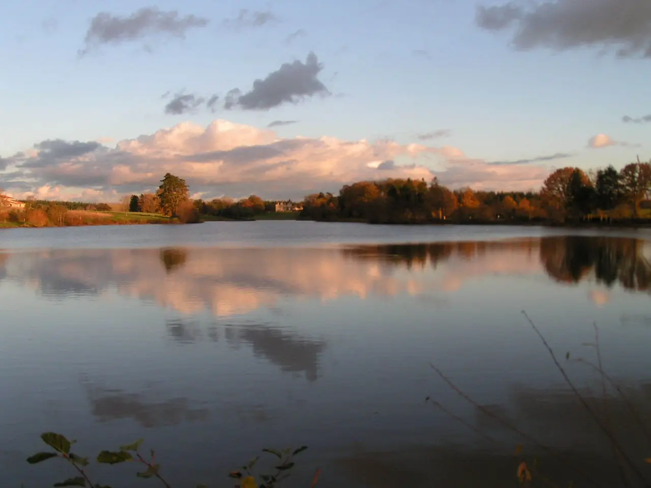 Le plan d’eau voisin du château du Rortheau, à Dompierre-sur-Yon, dans la lumière du soir