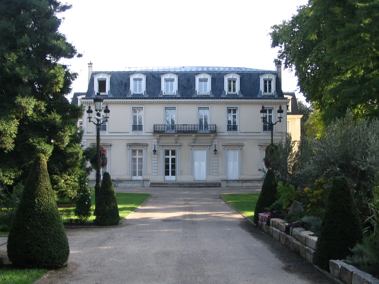 L’hôtel de ville de Garches, demeure claire au toit d’ardoise, au bout d’une allée bordée d’ifs taillés et de lampadaires.