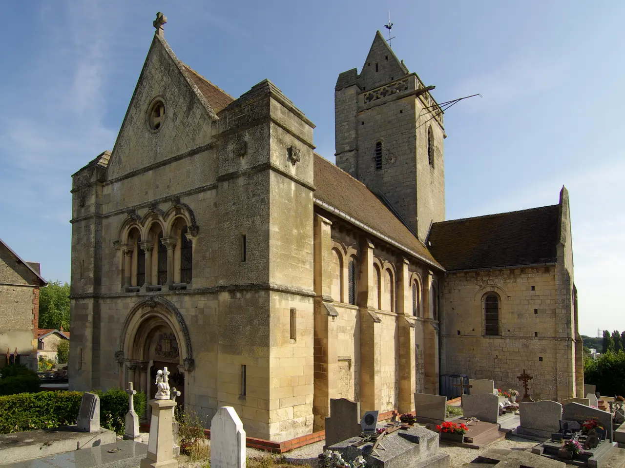 L’église Saint-Clair d’Hérouville-Saint-Clair, sa façade de pierre et son clocher en bâtière, au milieu du cimetière du vieux bourg