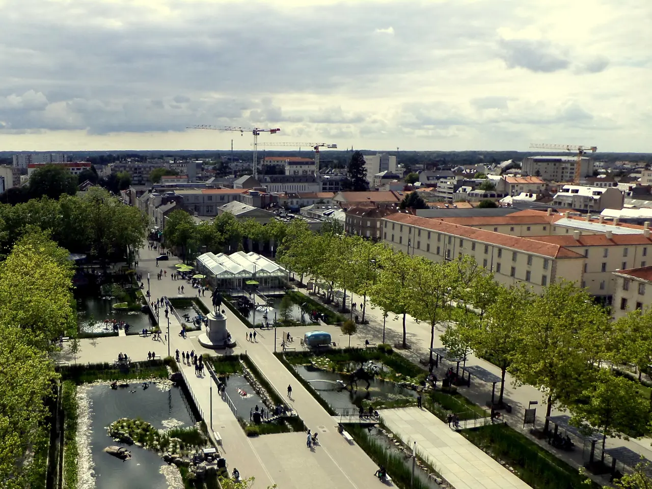 La place Napoléon de La Roche-sur-Yon vue depuis l’église Saint-Louis, avec ses bassins et ses alignements d’arbres