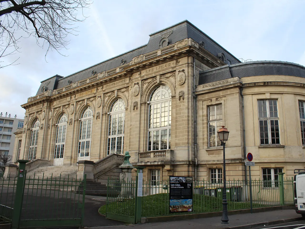 Le théâtre du Garde-Chasse aux Lilas, ancienne salle des fêtes en pierre aux grandes baies cintrées, derrière ses grilles vertes