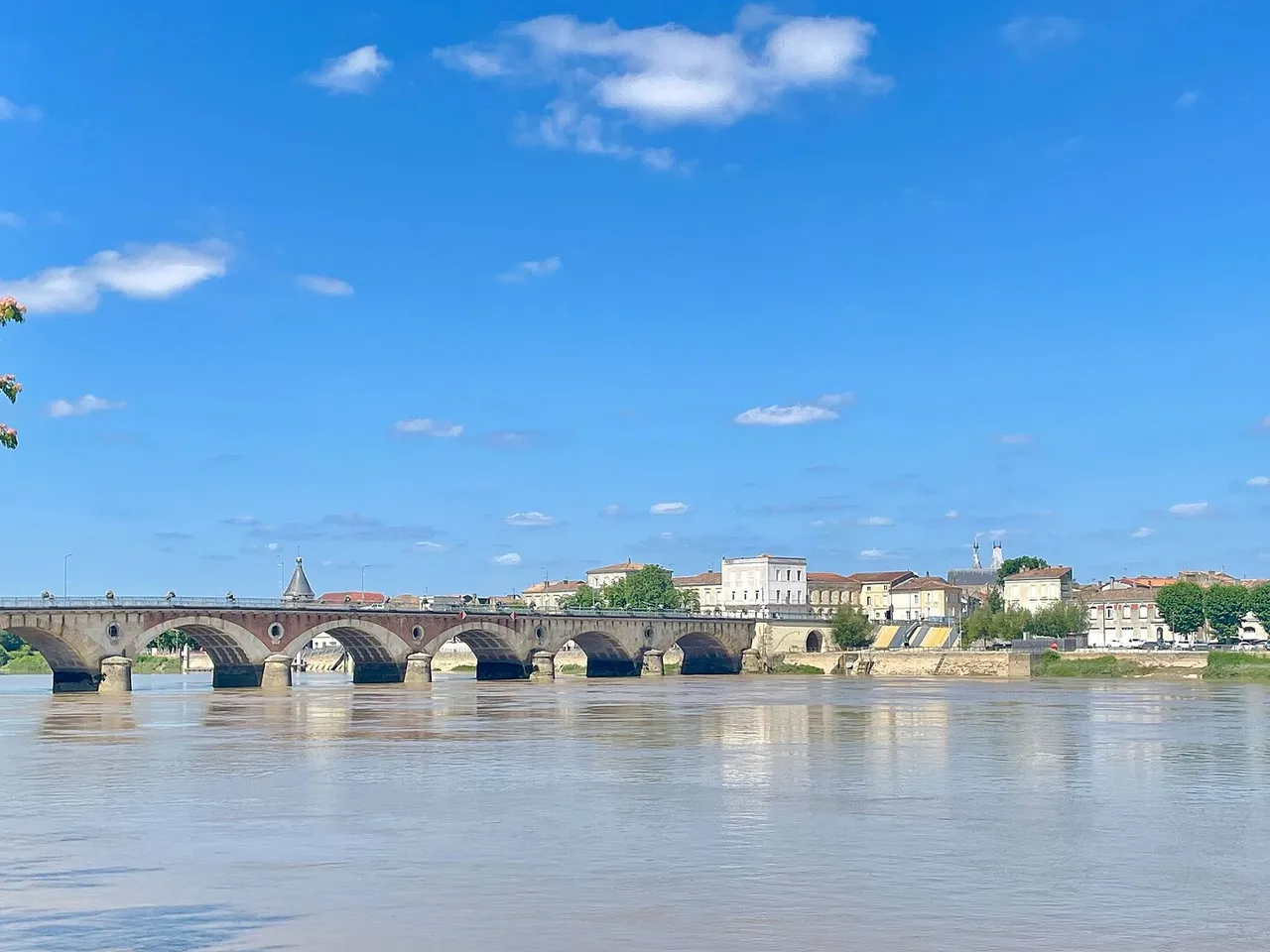 Le pont de pierre sur la Dordogne et le clocher de Libourne