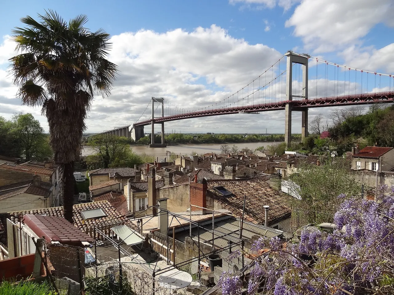 Le pont d’Aquitaine au-dessus de la Garonne, à Lormont