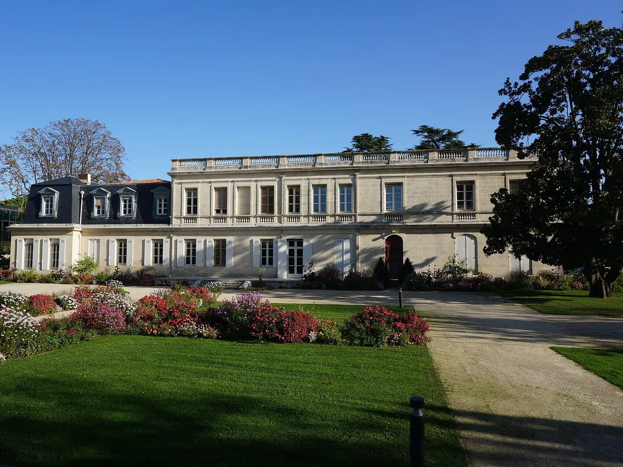 L’hôtel de ville de Mérignac et le château du Vivier, en Gironde