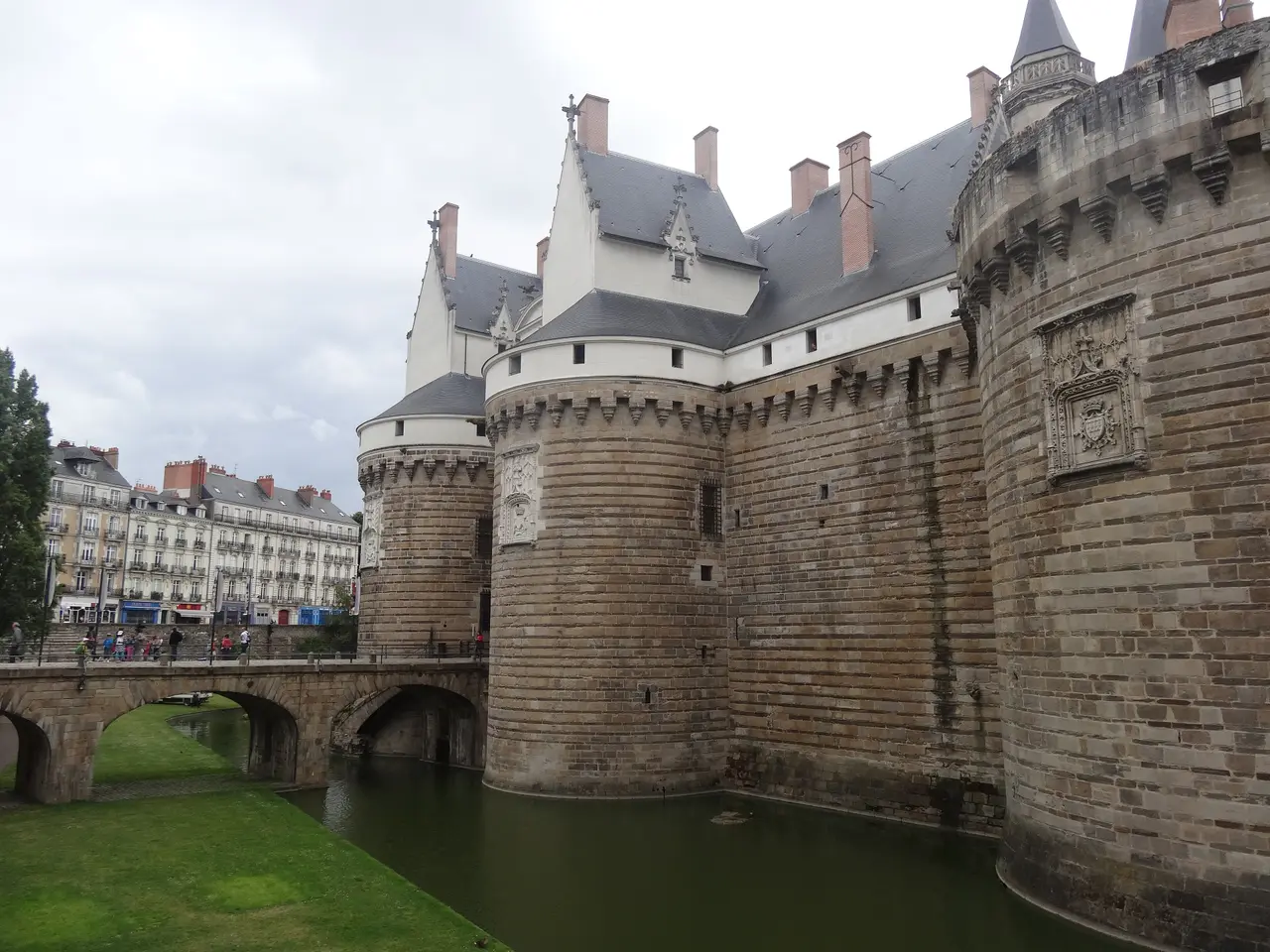 Les tours et les douves du château des ducs de Bretagne à Nantes, avec le pont d’entrée en pierre