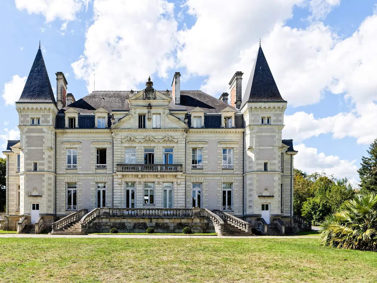La façade du château de la Gobinière à Orvault, flanquée de deux tourelles à toit en poivrière, devant sa pelouse