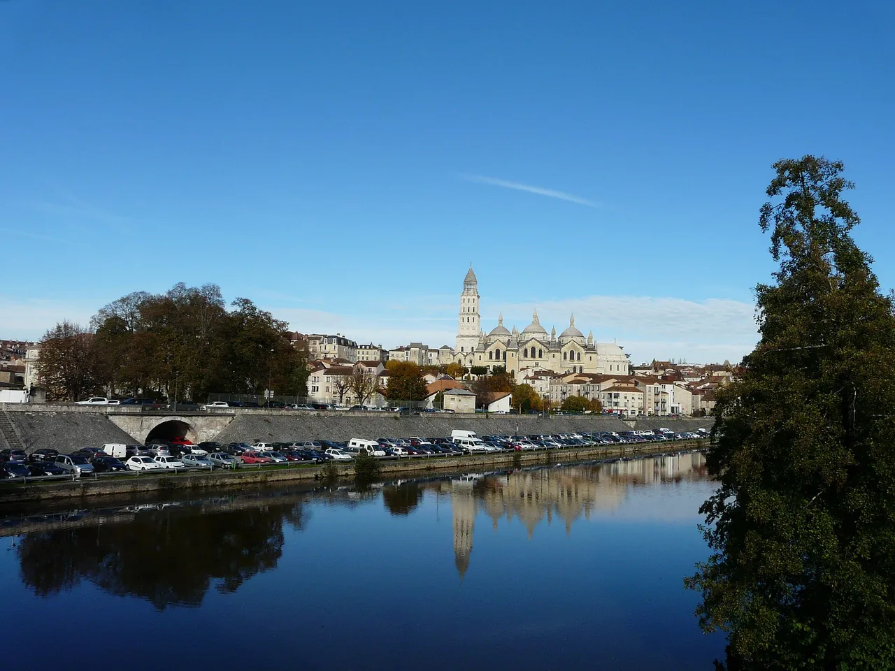 L’Isle, ses quais et la cathédrale Saint-Front vus depuis le pont Saint-Georges, à Périgueux