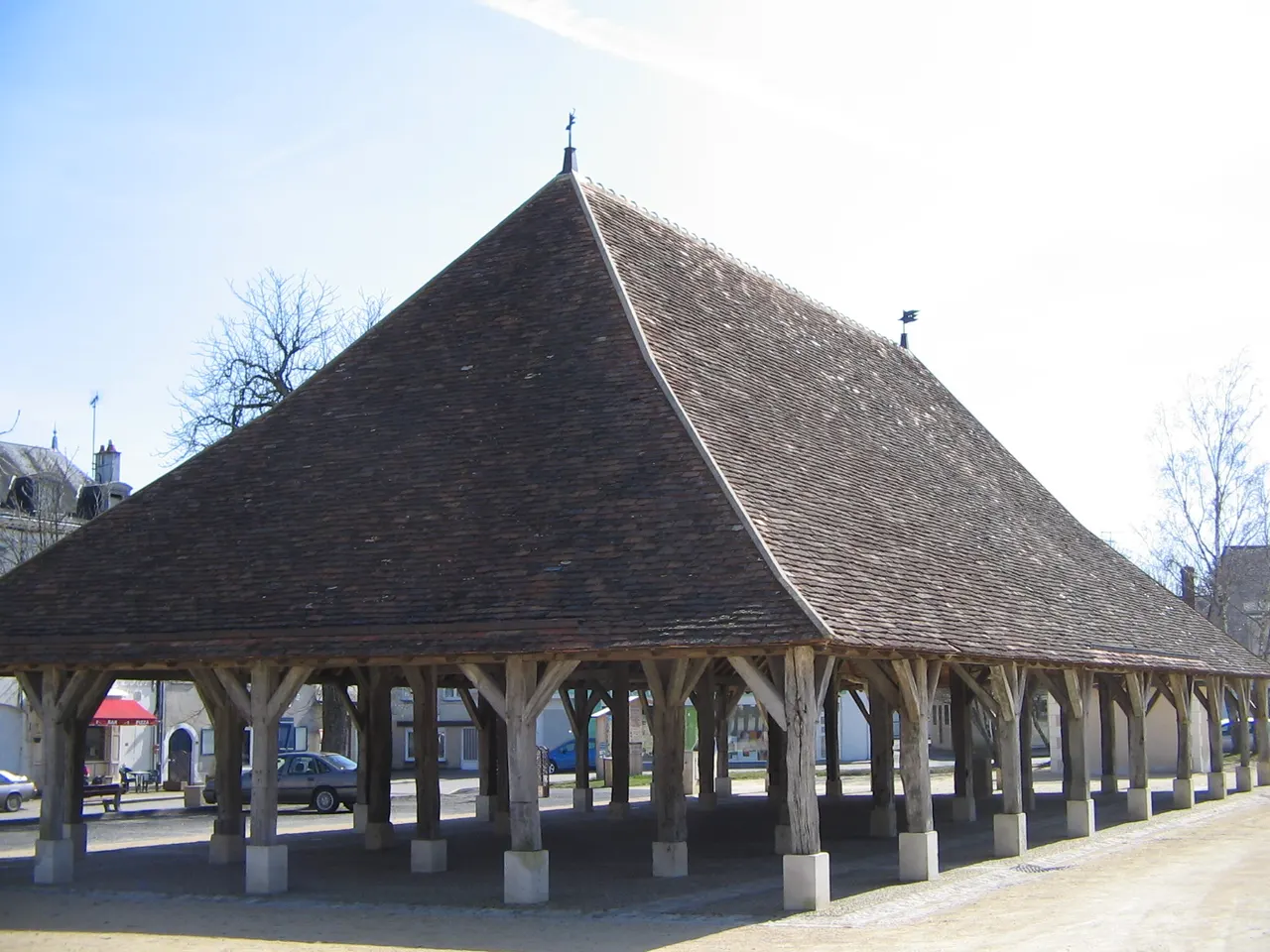 La halle de Pleumartin, grand toit de tuiles porté par des poteaux de bois alignés