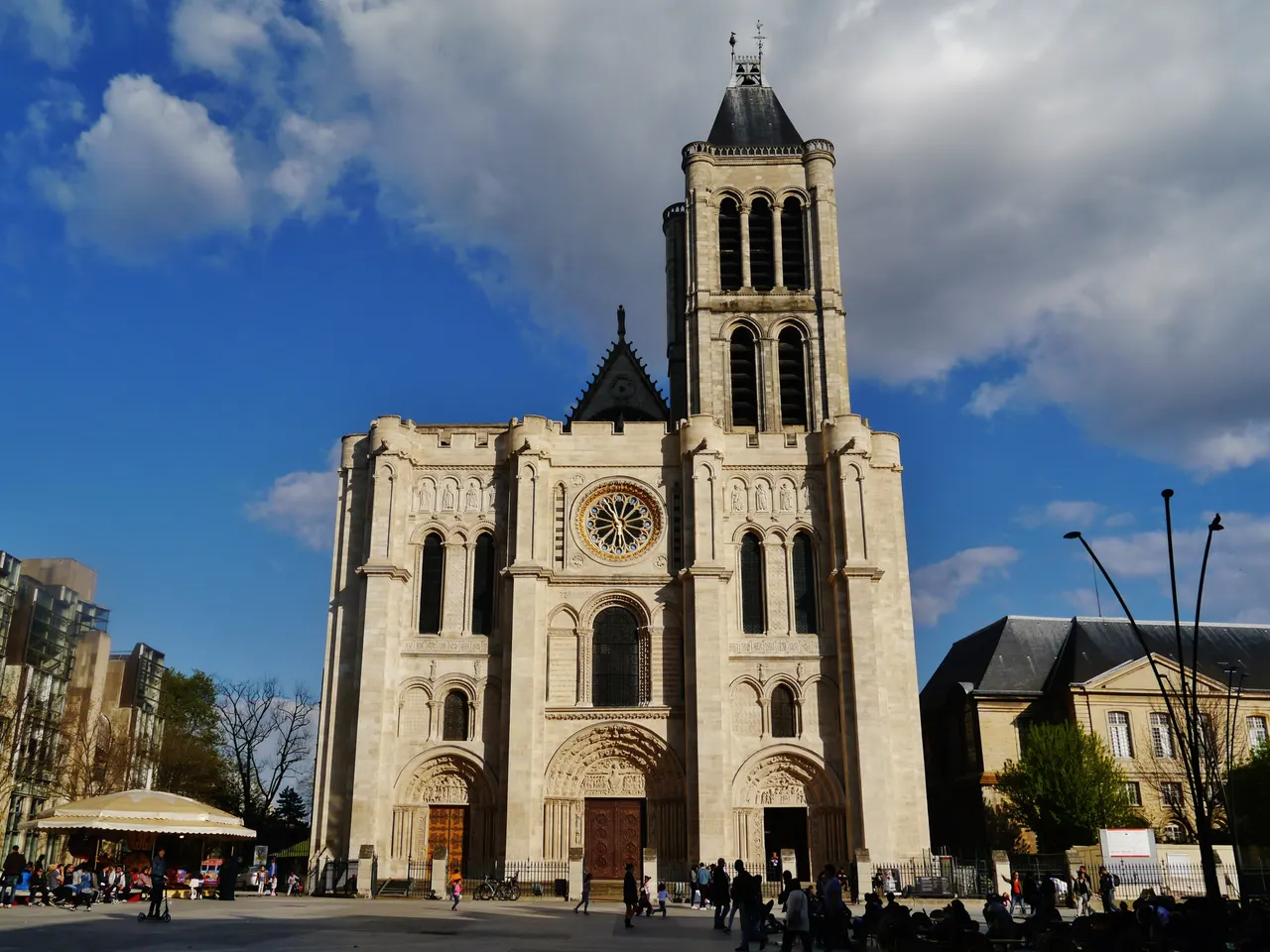 La façade occidentale de la basilique de Saint-Denis, sa rose et sa tour unique, au-dessus du parvis