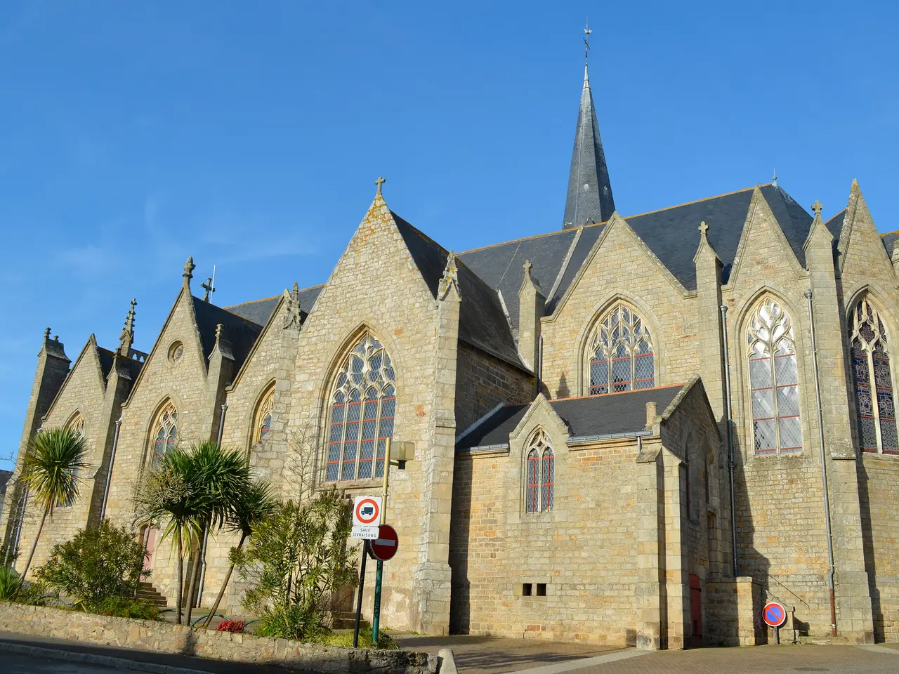 L’église néogothique Saint-Hermeland de Saint-Herblain, son clocher et ses pignons sous un ciel bleu