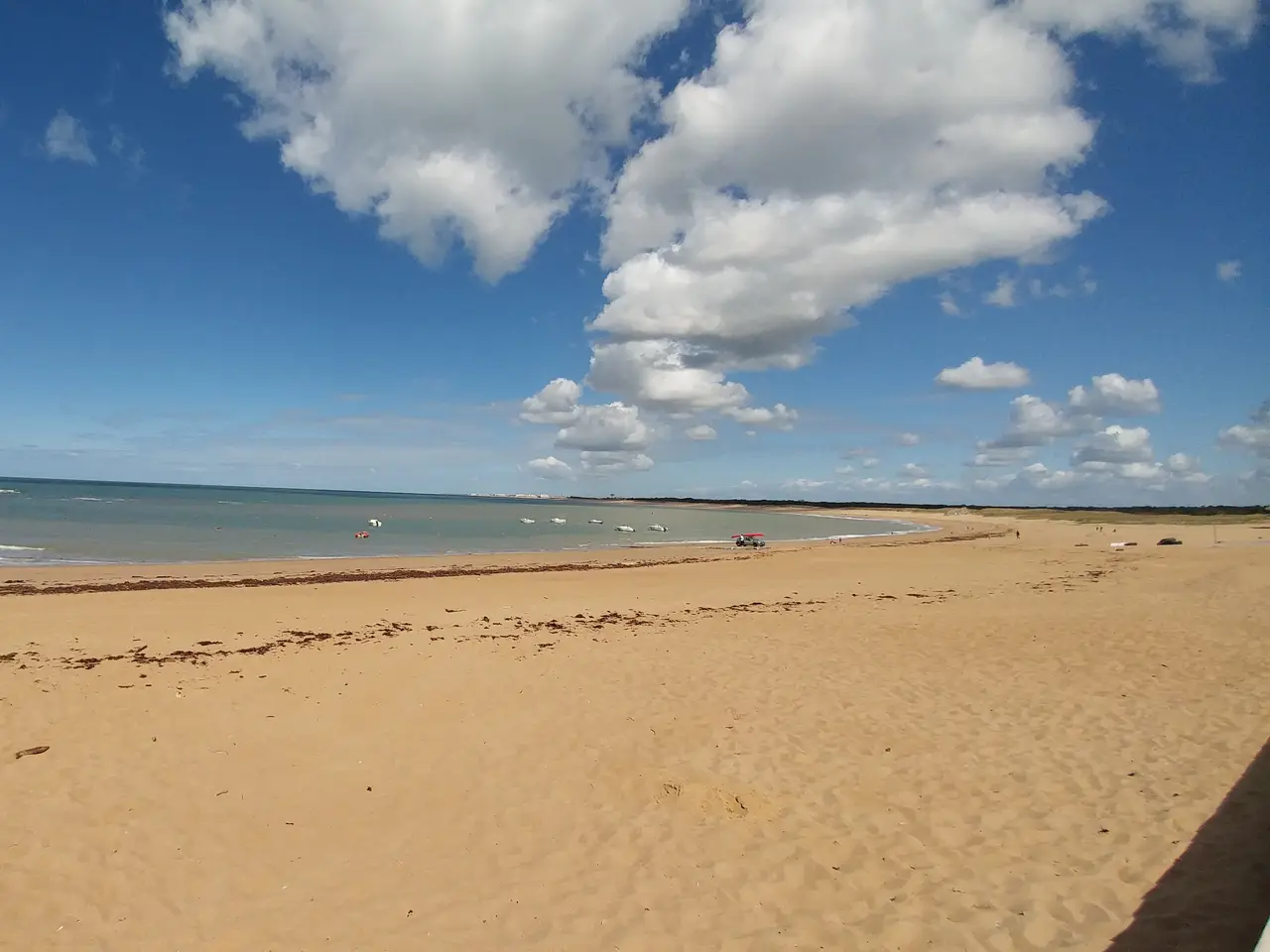 La grande plage de Sion, à Saint-Hilaire-de-Riez, sous un ciel de nuages blancs