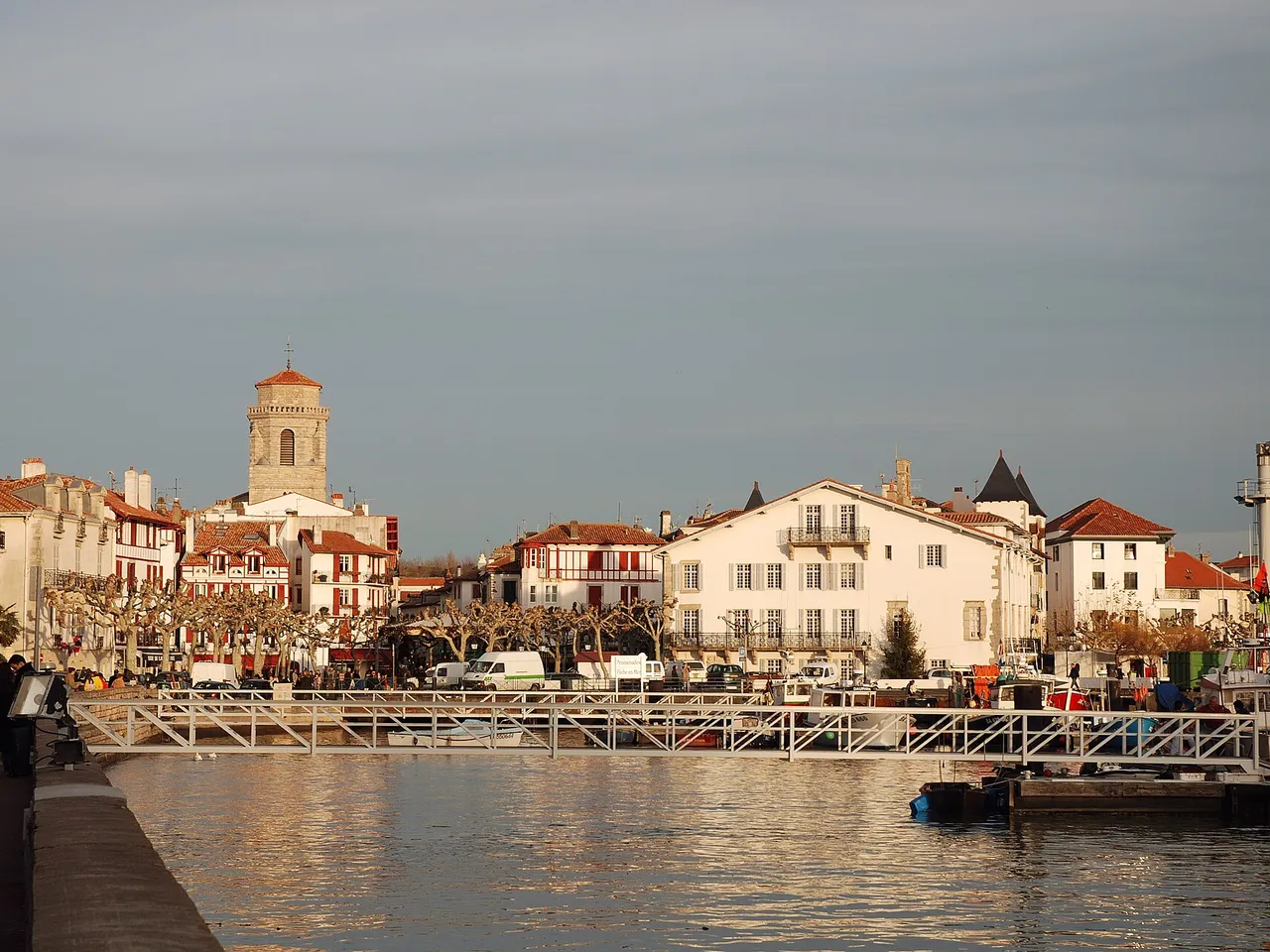 L’église Saint-Jean-Baptiste vue depuis le port, à Saint-Jean-de-Luz