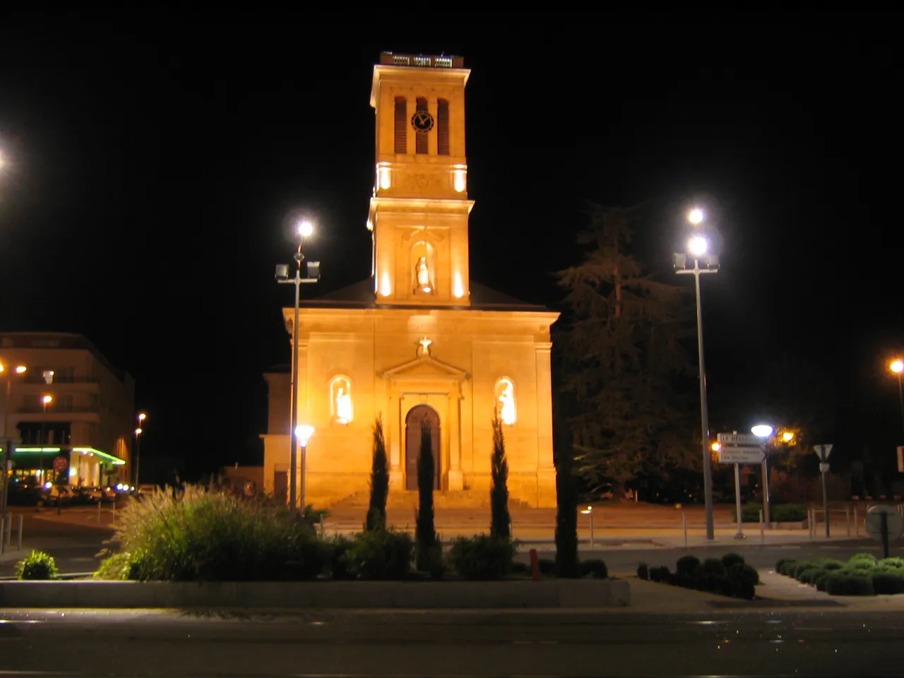 L’église de Talence illuminée à la nuit tombée