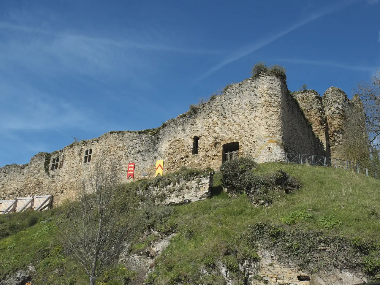 Les murailles en ruine du château de Talmont, sur leur butte herbeuse