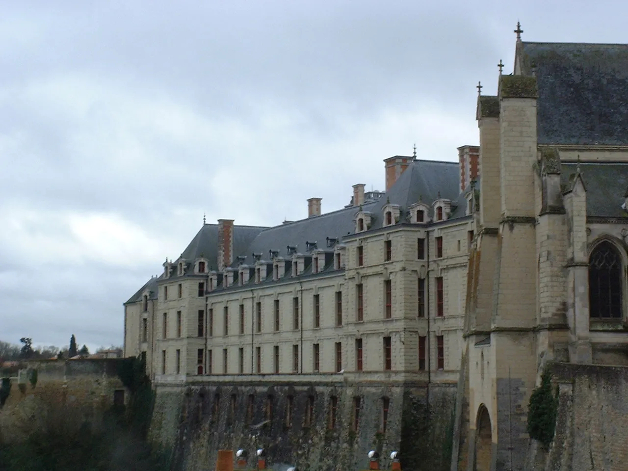 Le château de la Trémoille dominant le Thouet, avec à droite une partie de sa chapelle, à Thouars