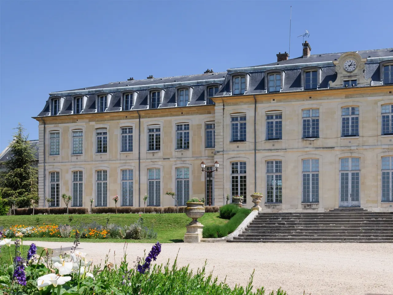 Façade du pavillon Mansart du lycée Michelet à Vanves, vue depuis le parc fleuri, avec son grand escalier de pierre.