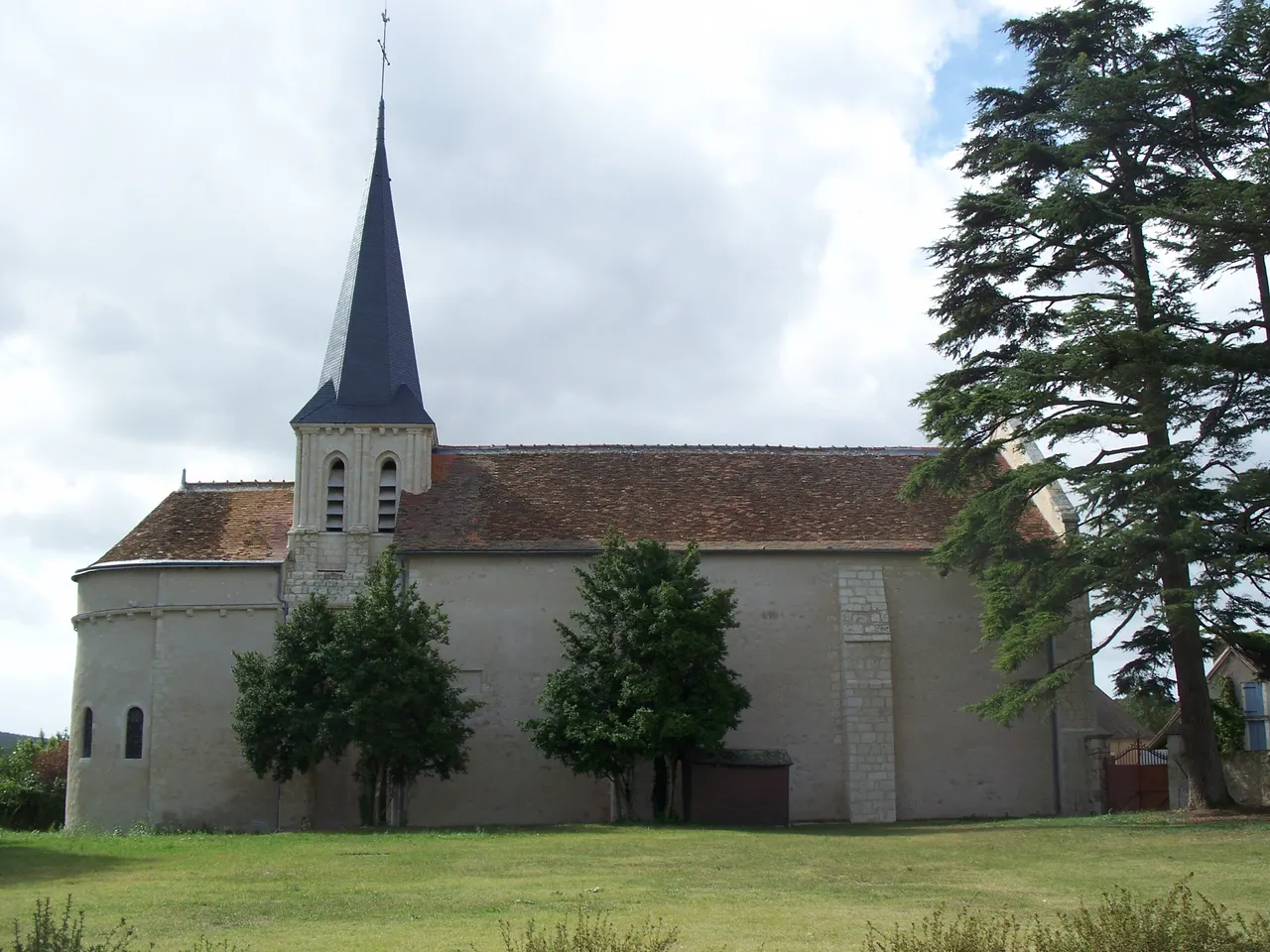 L’église Saint-Léger de Vicq-sur-Gartempe et sa flèche d’ardoise, au milieu d’une pelouse