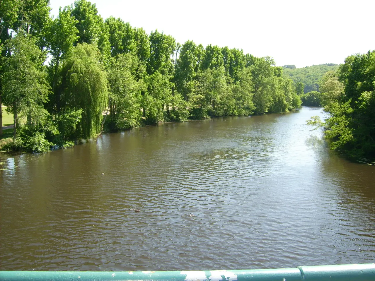 La Creuse à Yzeures-sur-Creuse, bordée de saules et de grands arbres, vue depuis un pont